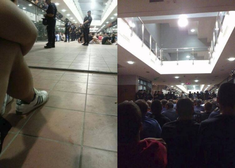 Les policiers enferment des ultras croates à l’intérieur du stade