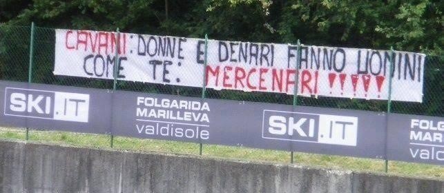 Les tifosi du Napoli ont la dent dure contre Cavani