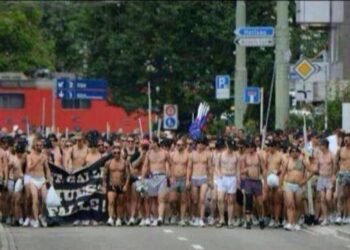 Les ultras de Bâle protestent en sous-vêtements
