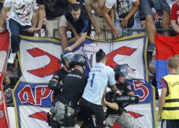 Le gardien de l’Etoile rouge quitte le terrain pour aider un supporter