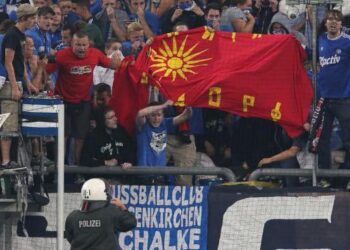 Schalke : L’UEFA a fait retirer un drapeau des tribunes