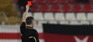 Expulsé pour avoir montré ses parties génitales à l’arbitre