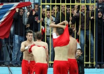 Les ultras de l’Etoile Rouge font retirer les maillots aux joueurs