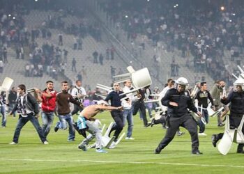 Besiktas-Galatasaray interrompu par un envahissement de terrain