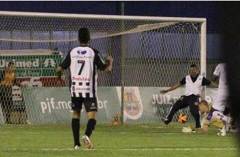 VIDEO : Le masseur de l’Aparecidense élimine l’équipe adverse