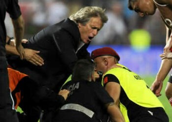 VIDEO : Jorge Jesus à la rescousse d’un supporter