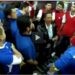 Quand des supporters rivaux se croisent dans un ascenseur…