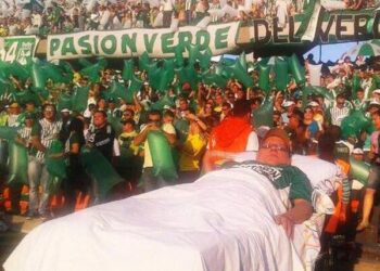 Un fan alité assiste au titre de son équipe en Colombie