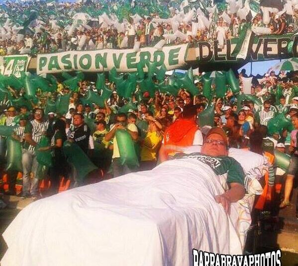 Un fan alité assiste au titre de son équipe en Colombie