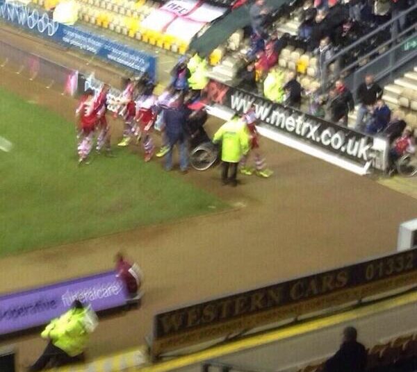 Les joueurs de Middlesbrough célèbrent un but avec un fan invalide