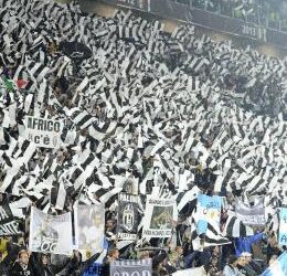 Les Juventini votent le tifo de Juve-Inter sur une application