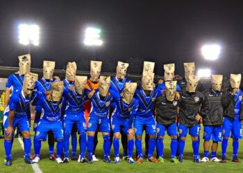 Mexique : Des joueurs protestent avec des sacs sur la tête