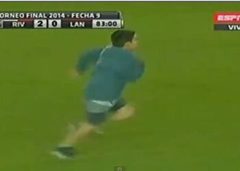 Un gamin nargue les stadiers de River Plate