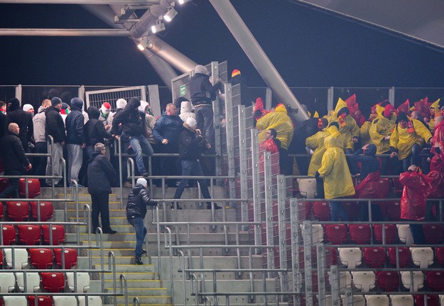 Legia Varsovie-Jagiellonia Bialystok interrompu suite à des affrontements entre supporters