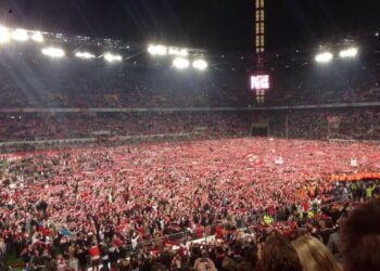 Les fans envahissent le terrain à Cologne pour la montée