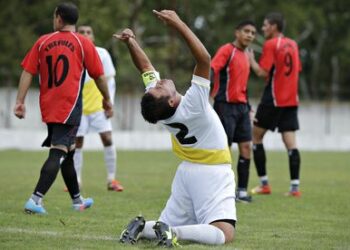 « L’équipe du Pape » pèche dès son premier match