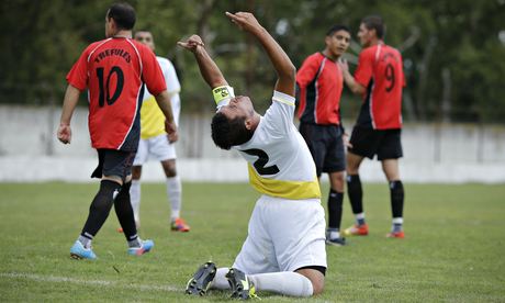 « L&rsquo;équipe du Pape » pèche dès son premier match