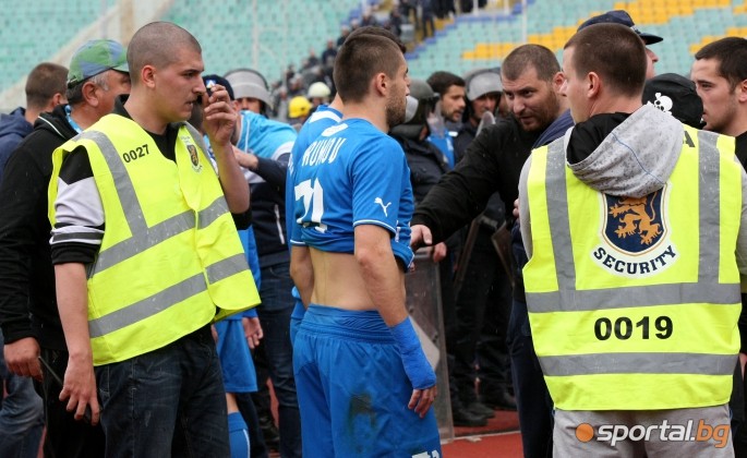 Les fans du Levski Sofia forcent les joueurs à enlever leur maillot
