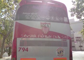 Le bus du FC Seville caillassé