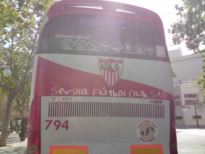 Le bus du FC Seville caillassé