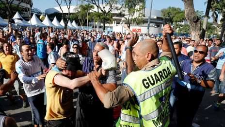 Affrontements entre barras à l’extérieur du Maracanà