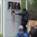 Manifestation et dégradations devant le siège de la FIFA