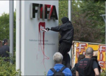 Manifestation et dégradations devant le siège de la FIFA