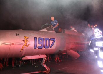 Atalanta : Le président arrive parmi la foule en avion de chasse