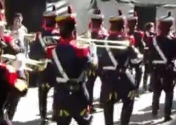Une fanfare militaire argentine joue des chants de supporters