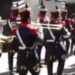 Une fanfare militaire argentine joue des chants de supporters