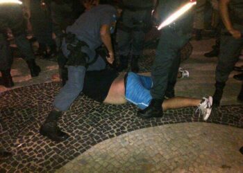 Nouveaux heurts à Copacabana entre barras et forces de l’ordre