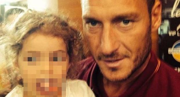Totti croise par hasard la fillette malade dont il a payé les soins