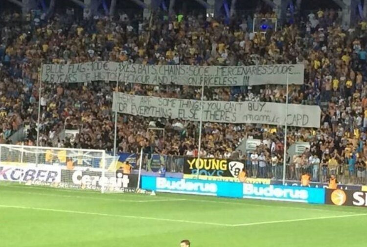 Les supporters roumains soutiennent les Bad Blue Boys