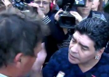 Maradona s’énerve et gifle un journaliste