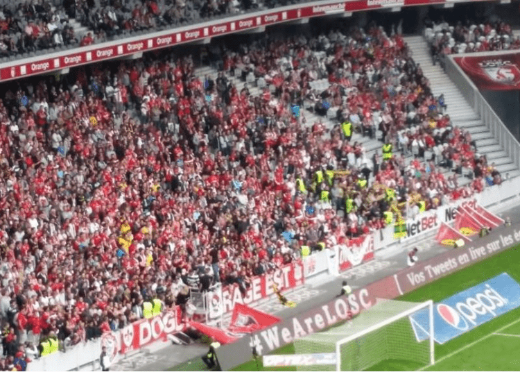 Les supporters lillois accueillent les Nantais dans leur tribune