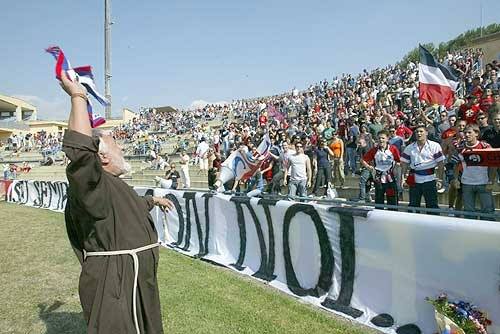 Padre Fedele, le frère franciscain ultra