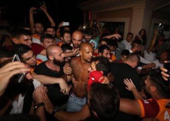 Suspendu pour un retweet, les supporters soutiennent Felipe Melo chez lui