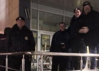 Ils se déguisent en policiers pour assister au match