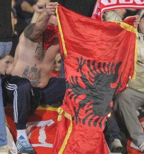 Serbie : Un drapeau albanais brûlé
