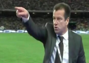 Dunga provoque les Argentins et fait semblant de sniffer de la cocaïne