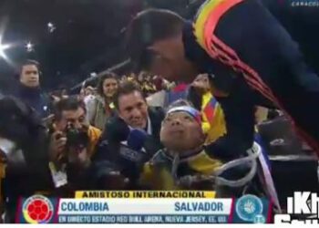 L’attention sympa de James envers un enfant handicapé