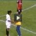 Ronaldinho signe un autographe en plein match