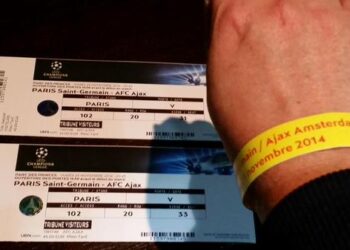 Les supporters de l’Ajax contraints de porter un bracelet jaune