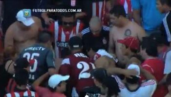 Estudiantes : Une bagarre éclate, le reste du stade chante « qu’ils s’en aillent ! »