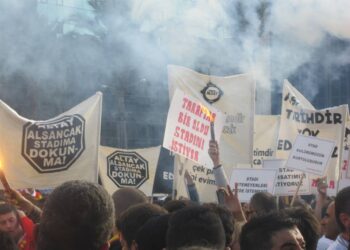 Les supporters turcs s’unissent contre la fan card