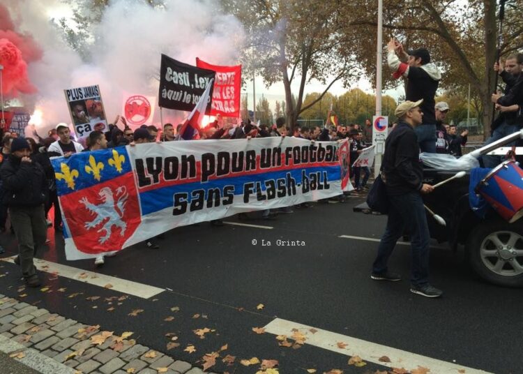 Revivez la manifestation anti-flash-ball à Lyon