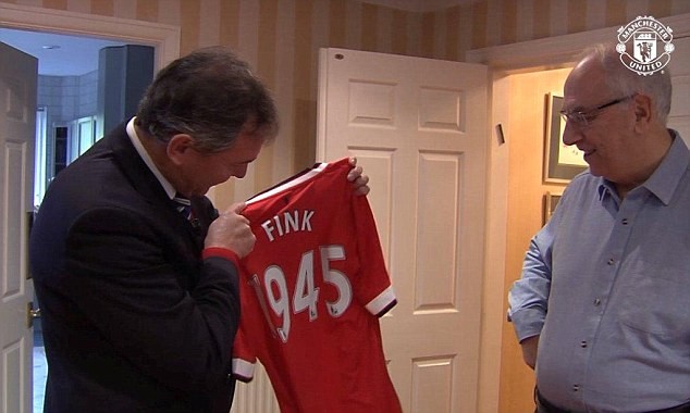 Manchester United rend hommage à son plus vieux supporter