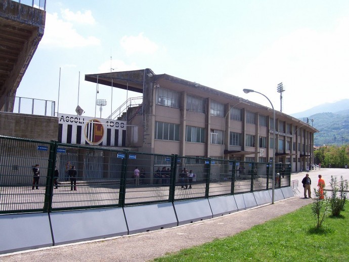 Un supporter d’Ascoli chute et meurt près du stade