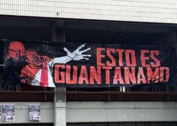 Les ultras du Rayo Vallecano habillés en prisonniers au stade