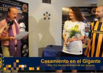 Des Italiens se marient au stade de Rosario Central